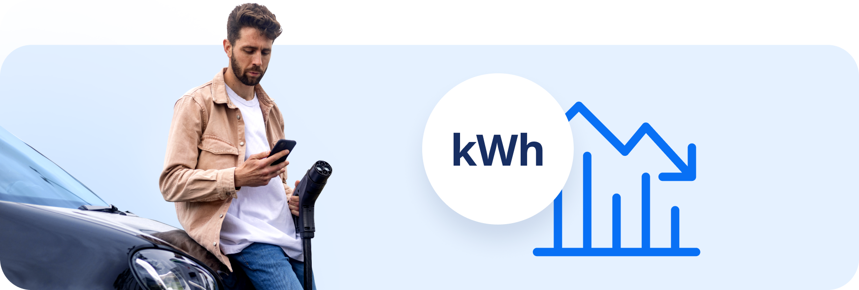Vīrietis telefonā lasa, kā samazināt kWh patēriņu.
