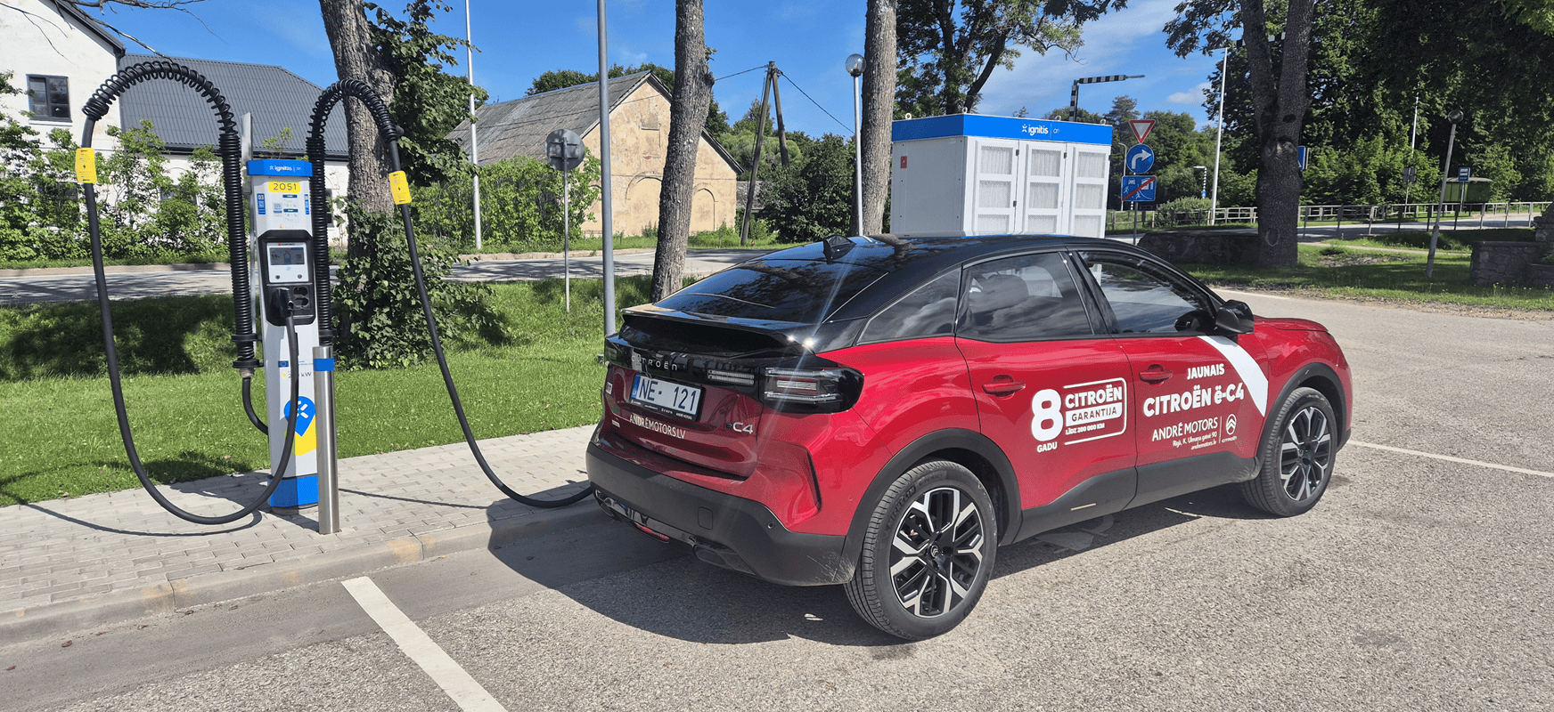 Citroën ë-C4 MAX elektroauto uzlādējas Ignitis ON ultra ātrās uzlādes stacijā.