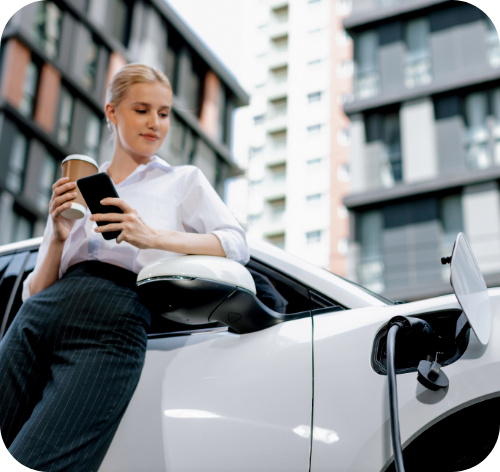 Sieviete uzlādē savu elektroauto