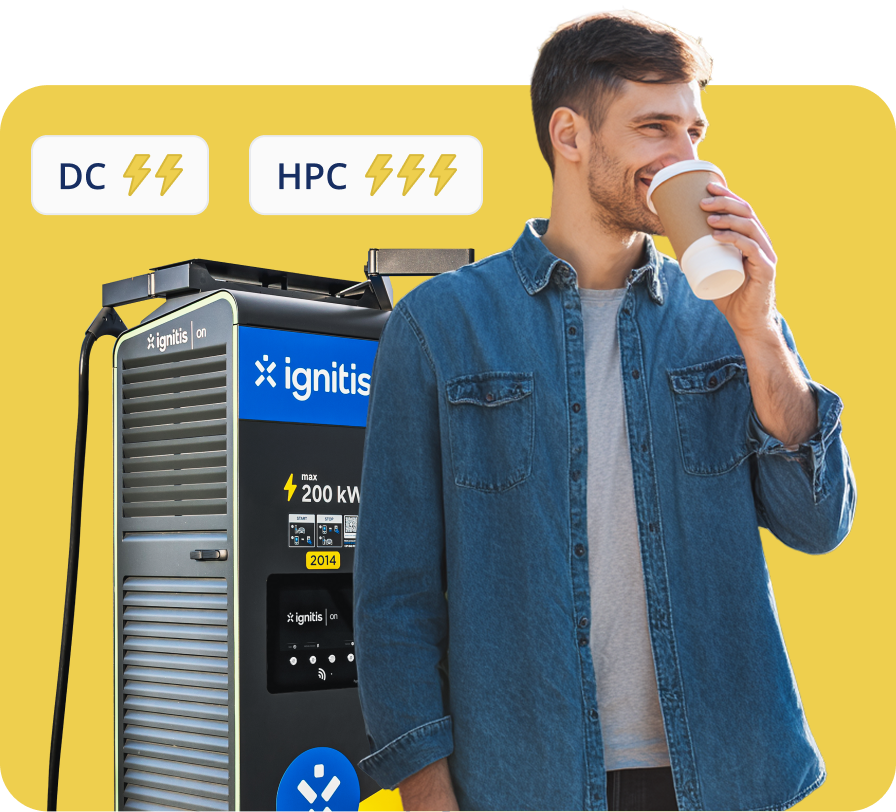 Vīrs dzer kafiju, kamēr uzlādē savu elektromobili Ignitis ON ātrās uzlādes stacijā.