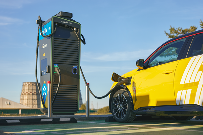Dzeltens elektroauto uzlādējas Ignitis ON ātrās uzlādes stacijā.