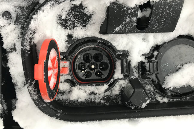 Apsnidzis elektroauto uzlādes konektors.