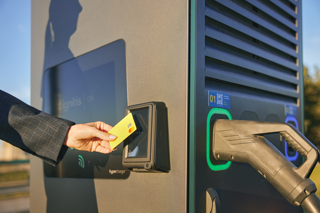 Norēķini ar karti Ignitis ON uzlādes stacijā.