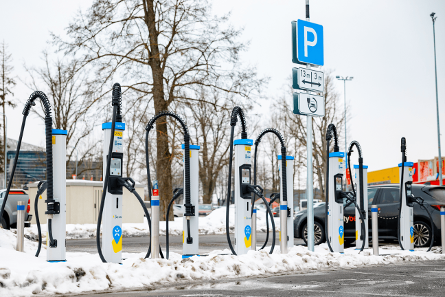 Ignitis ON uzlādes stacijas pie tirdzniecības centra Spice.
