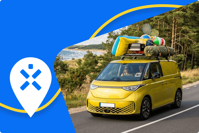 Vīrietis un sieviete ceļo pa Baltijas valstīm ar dzeltenu elektroauto, uz kura jumta ir sakrautas mantas.