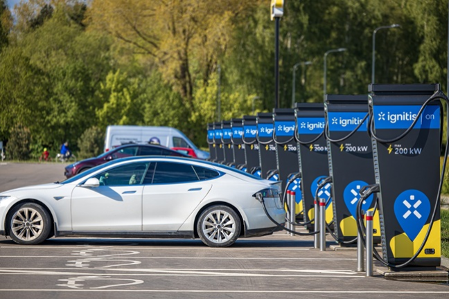 Tesla uzlāde Ignitis ON EV uzlādes stacijā