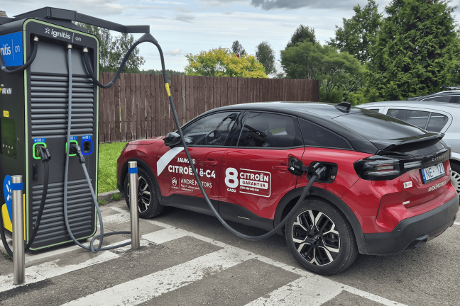 Citroën ë-C4 MAX elektroauto uzlādējas Ignitis ON ātrās uzlādes stacijā.