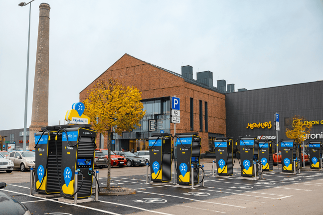“Ignitis ON” īpaši ātrās elektroauto uzlādes stacijas pie tirdzniecības centra “AKROPOLE Rīga”.