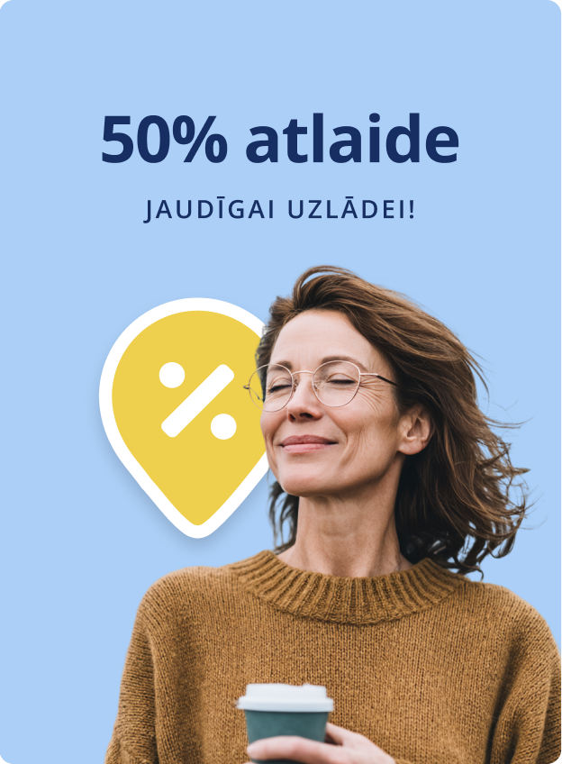 Sieviete ar kafijas krūzi rokā smaida, bet fonā redzams Ignitis ON uzlādes stacijas PIN.