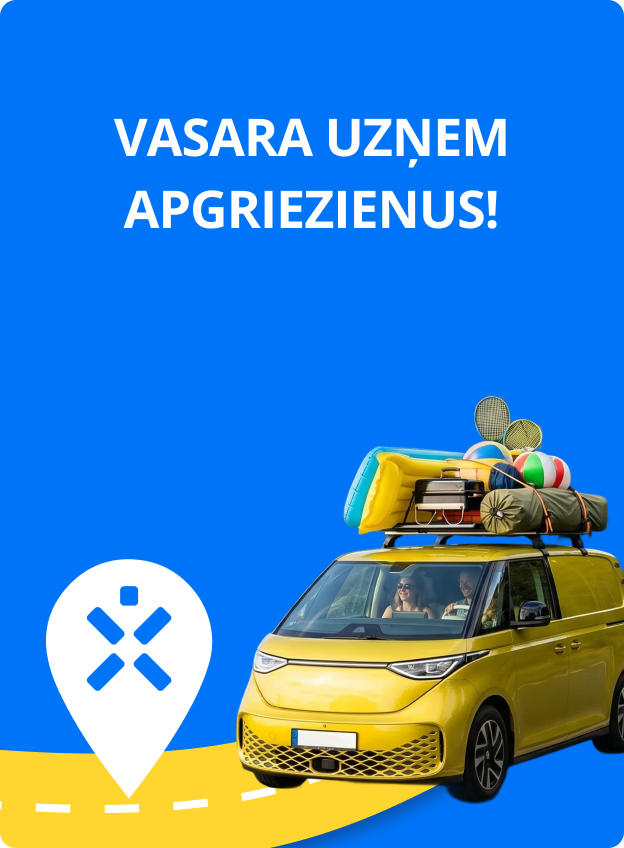 Vasara uzņem apgriezienus! Vīrietis un sieviete ceļo pa Baltijas valstīm ar dzeltenu elektroauto, uz kura jumta ir sakrautas mantas.